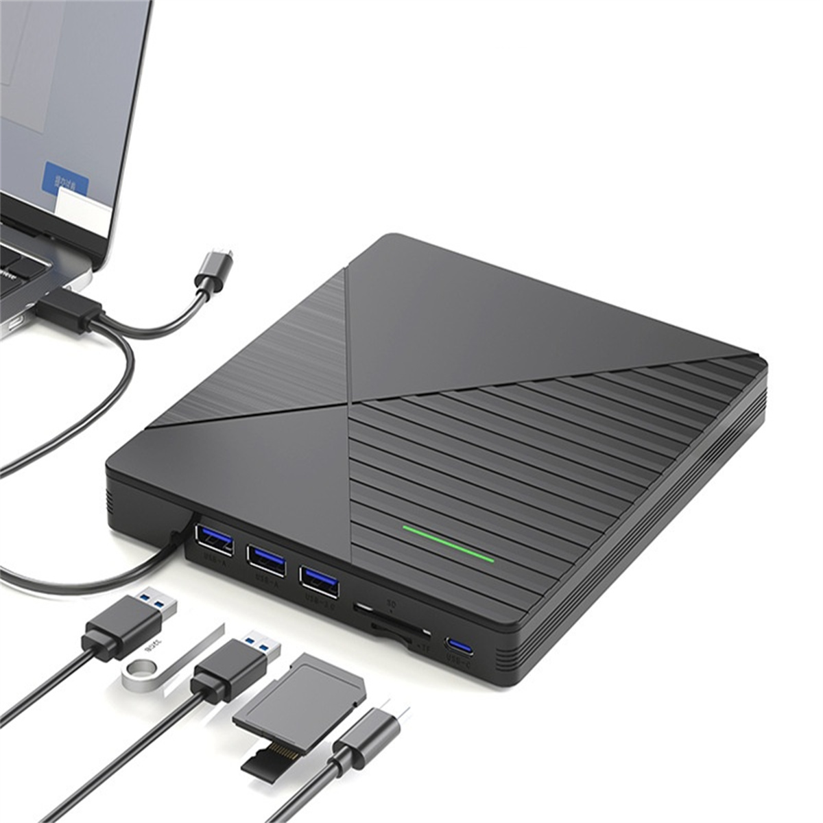 Ein schwarzer Hub mit mehreren Anschlüssen, der mit einem Laptop und externen Speichergeräten verbunden ist.