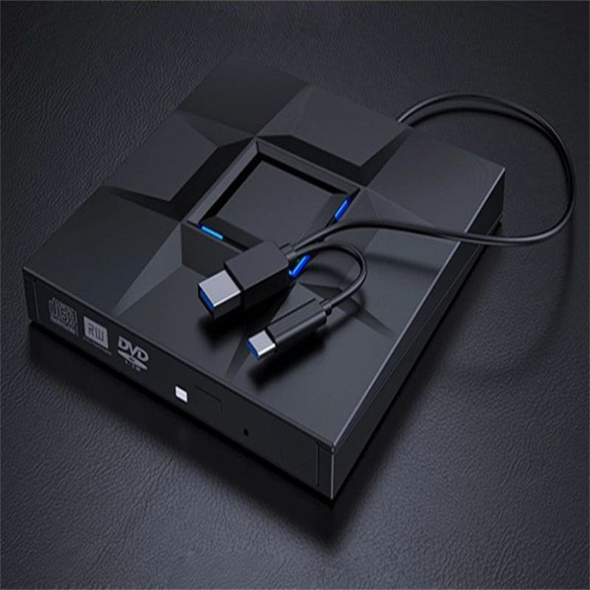 Schwarzes DVD-Laufwerk mit Kabeln. Es hat eine quadratische Form und blaue Lichter. Die Kabel sind USB-C zu USB-A.