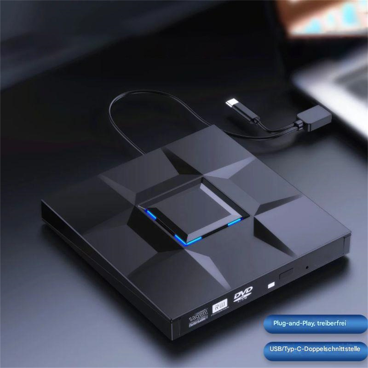 Schwarzes, quadratisches DVD-Laufwerk mit blauen Lichtern, über zwei Kabel mit einem Computer verbunden. Plug-and-Play-Funktion.