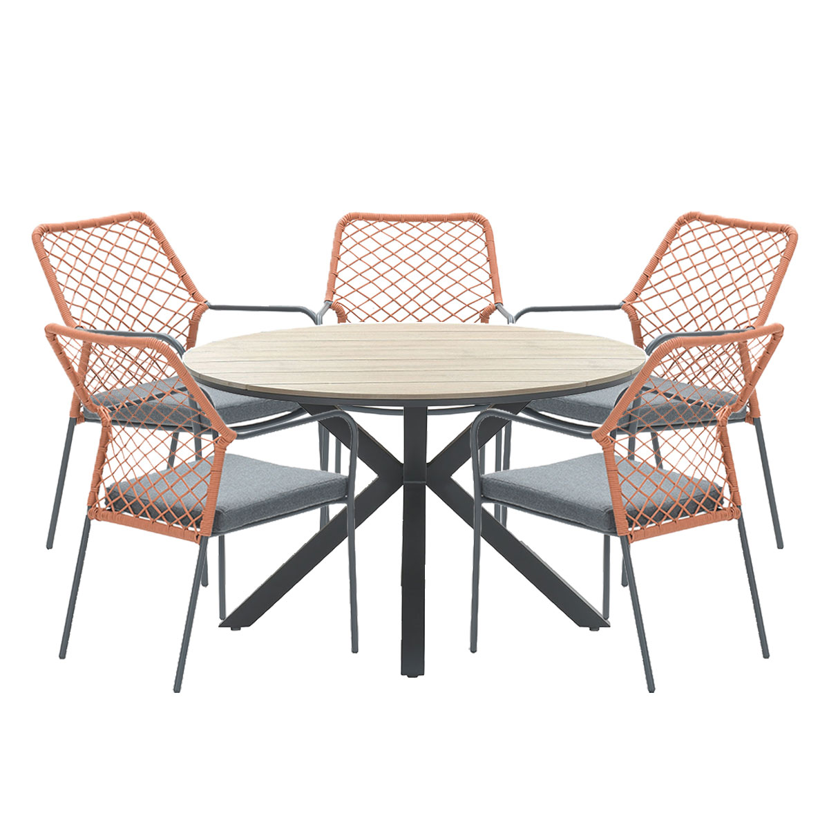 Een groep stoelen rond een houten tafel. Stoelen zijn oranje en grijs, tafel is licht hout.
