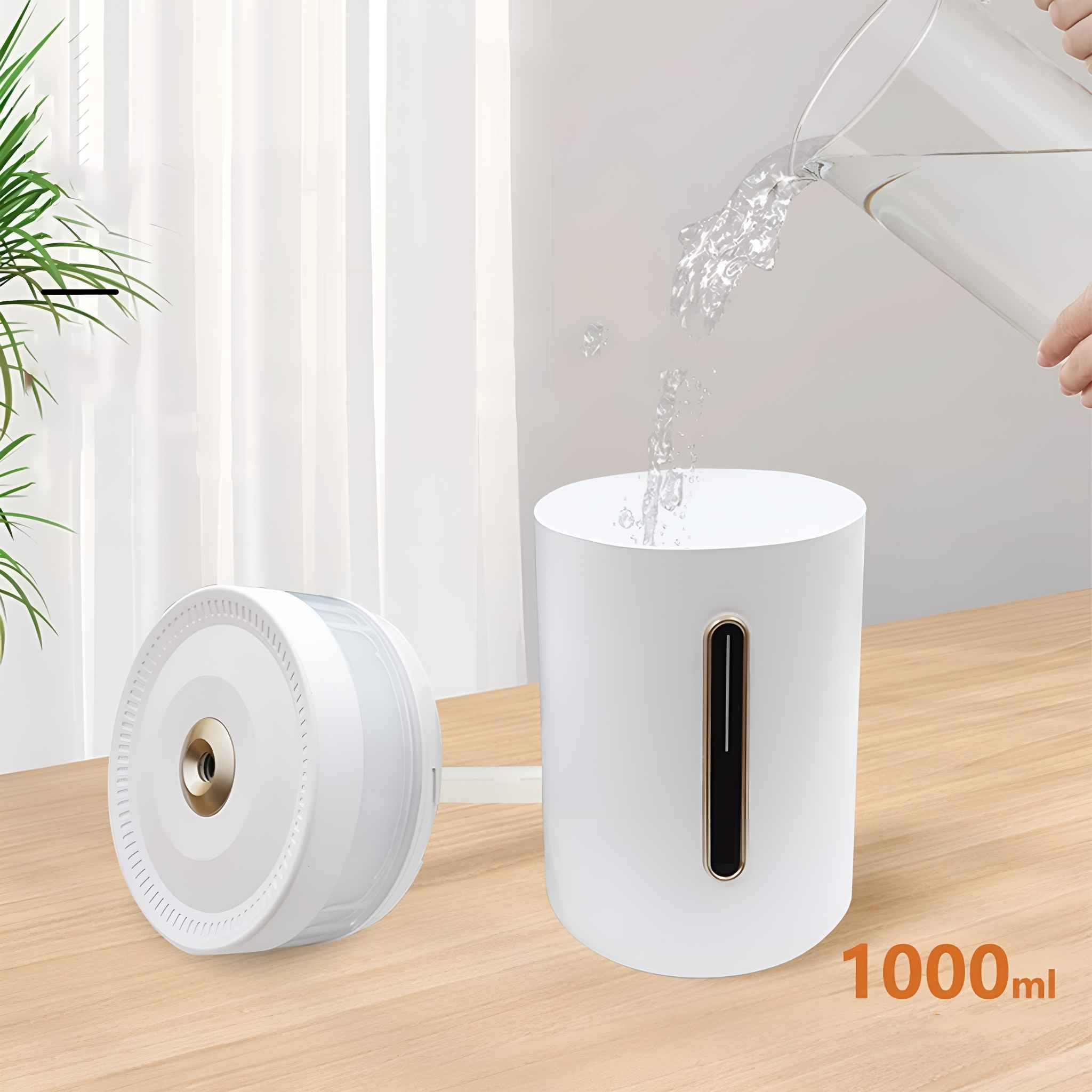 Weißer Luftbefeuchter, in den Wasser gegossen wird. Er hat ein Fassungsvermögen von 1000 ml und steht auf einem Holztisch.