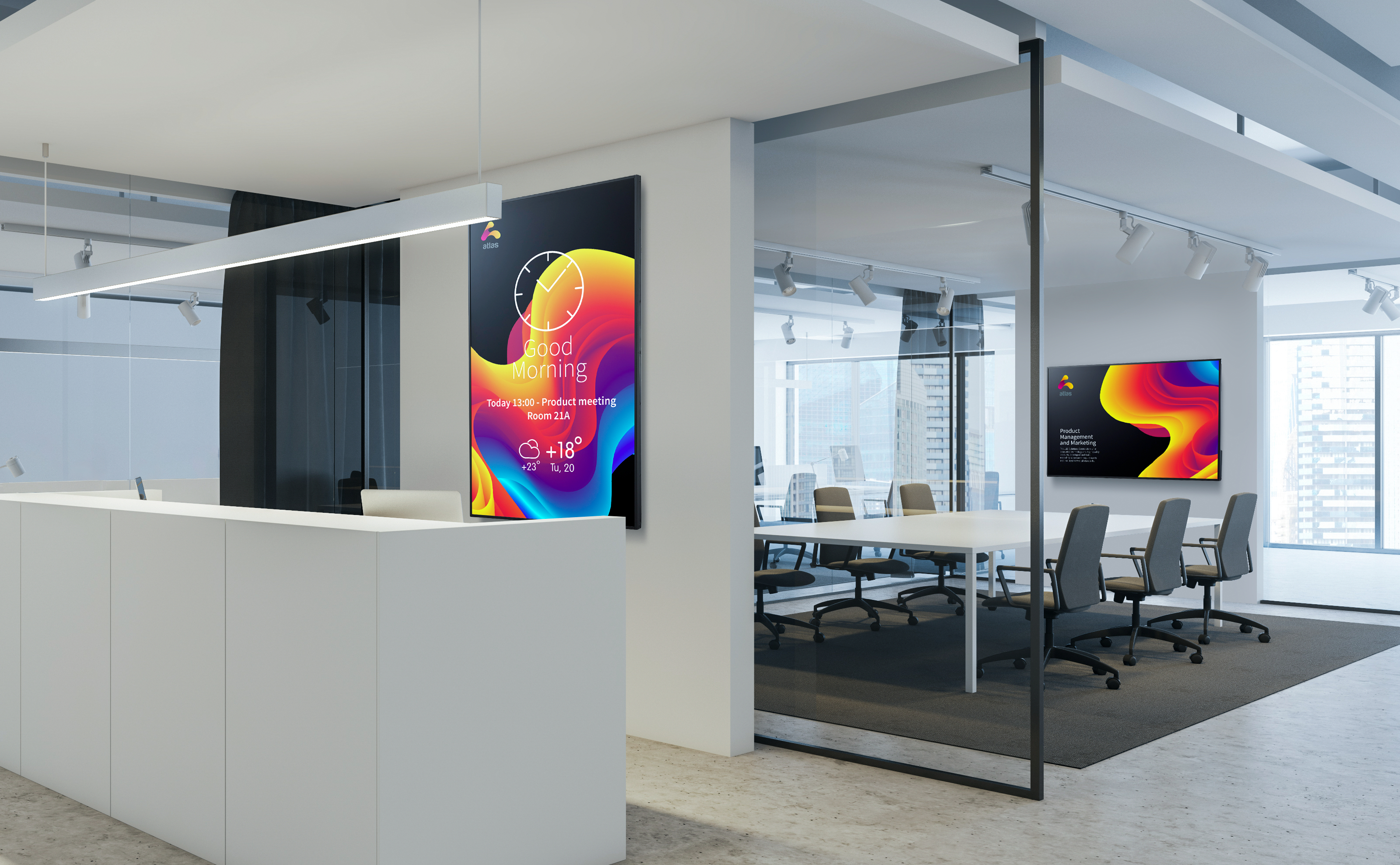 Interno di un ufficio con due display digitali che mostrano informazioni. Uno sulla parete, uno in una sala conferenze.
