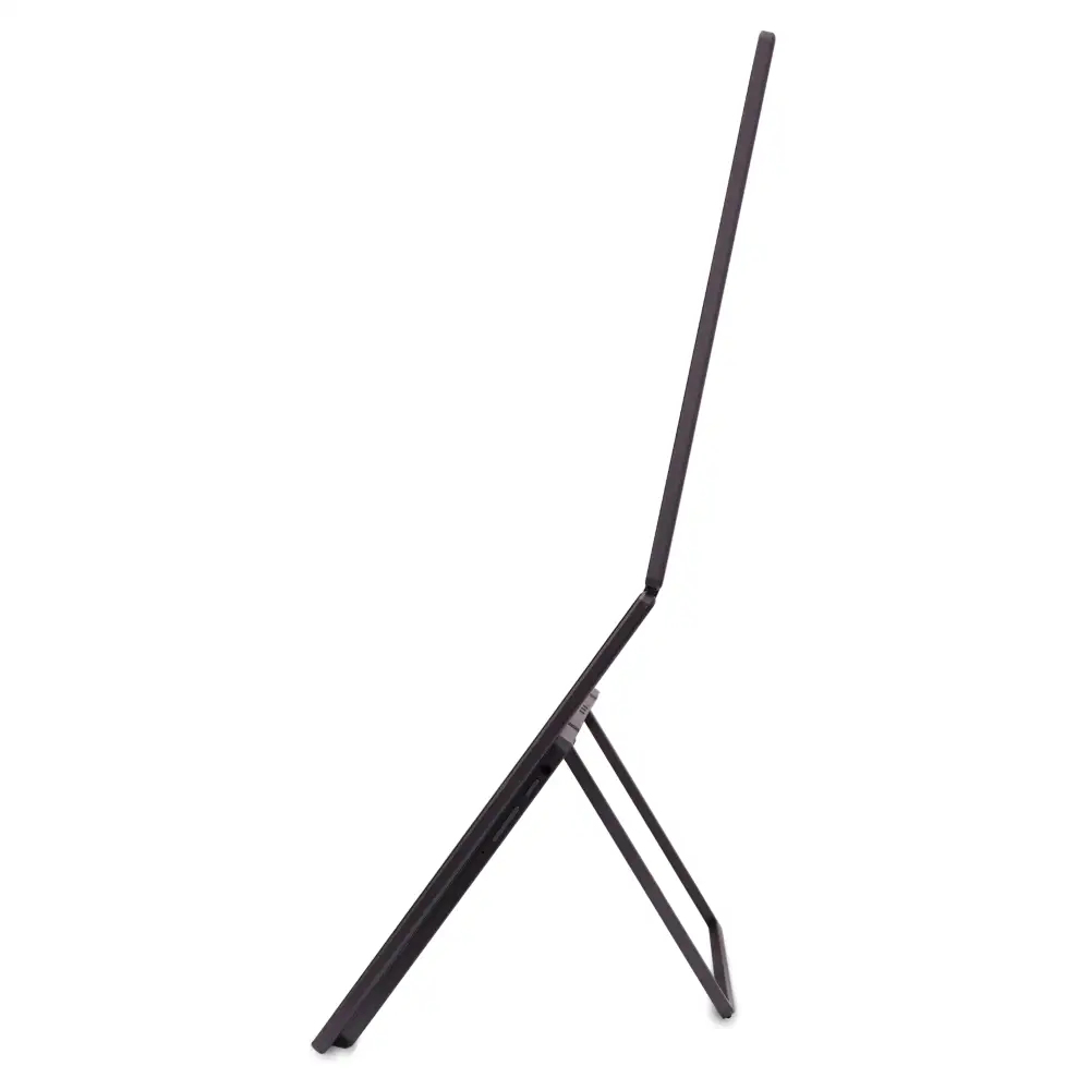 Laptop na stojaku. Czarny kolor. Ekran jest pochylony. Stojak jest czarny.