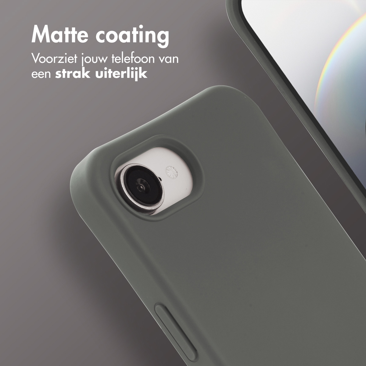 Close-up van een telefoonhoesje op een telefoon. De hoes is olijfgroen, met de camera zichtbaar.