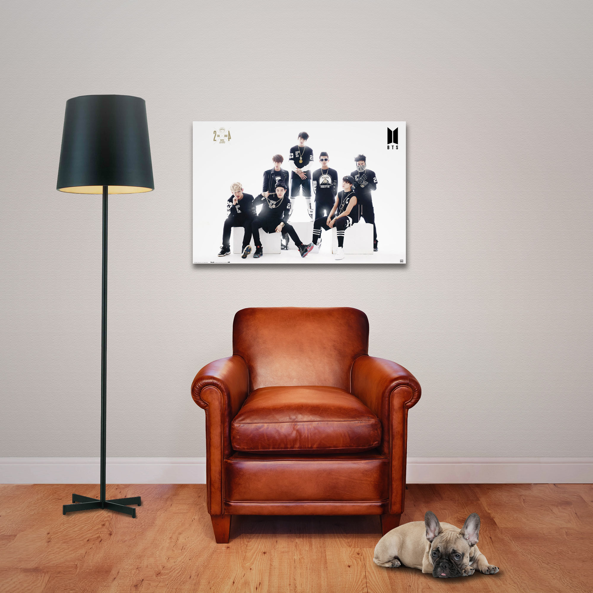 Ein Poster einer Band an einer Wand über einem braunen Ledersessel. Ein Hund liegt auf dem Boden.