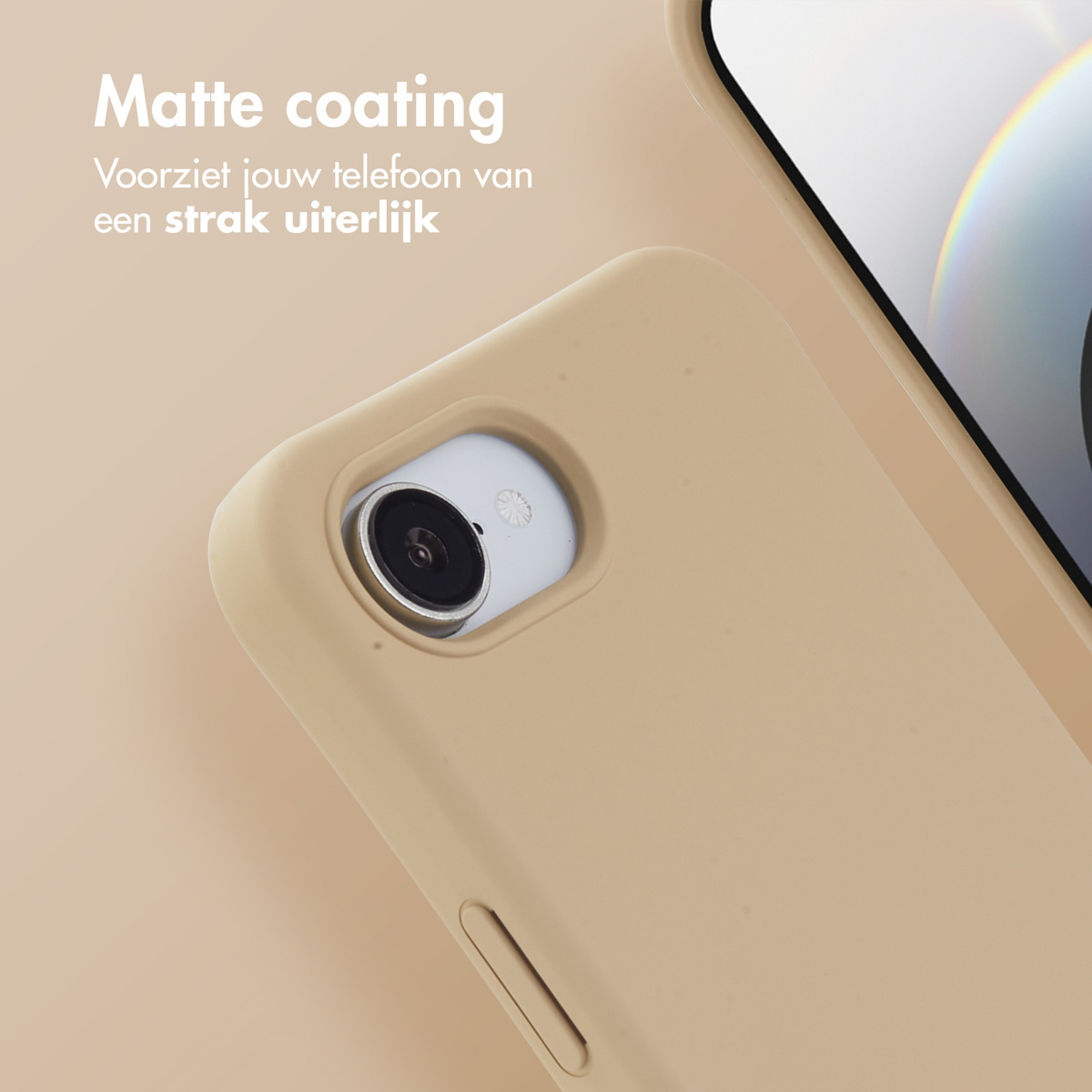 Een beige telefoonhoesje met een camera en een opening. De achtergrond is wazig.