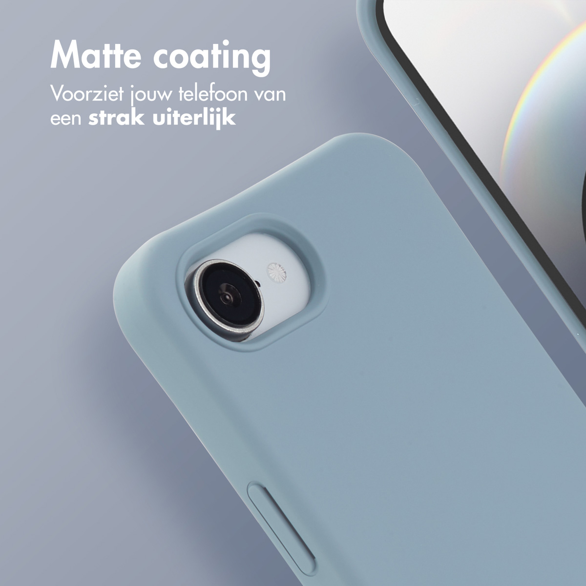 Een blauw telefoonhoesje met een camera en een opening. De achtergrond is wazig.