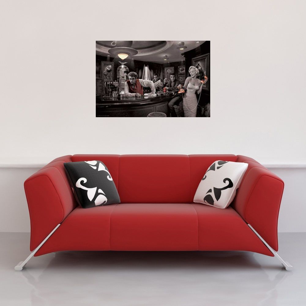 Ein Schwarz-Weiß-Foto von Leuten an einer Bar über einem roten Sofa mit Kissen.