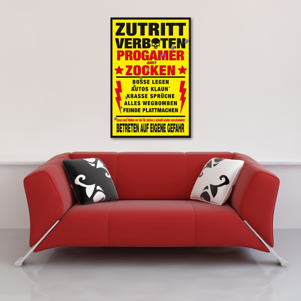 Ein rotes Sofa mit Kissen und einem Poster an der Wand dahinter.