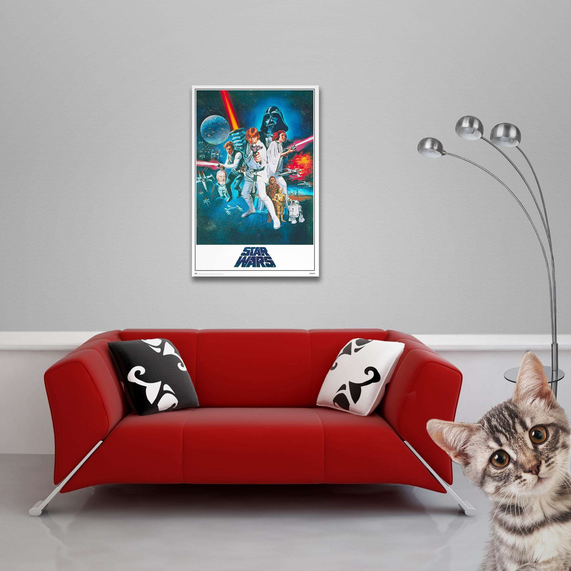 Wohnzimmerszene mit Star Wars-Poster an der Wand, rotem Sofa und Katze.