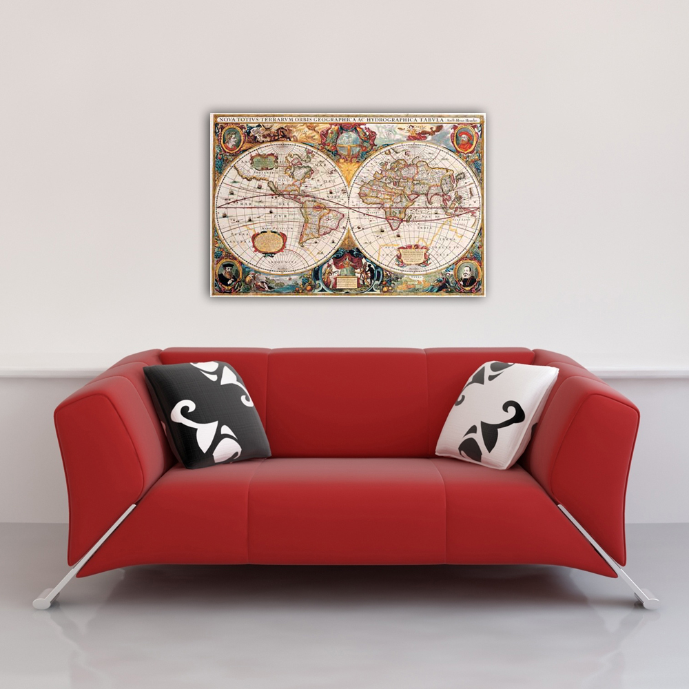 Weltkartenposter über einem roten Sofa mit schwarz-weißen Kissen.