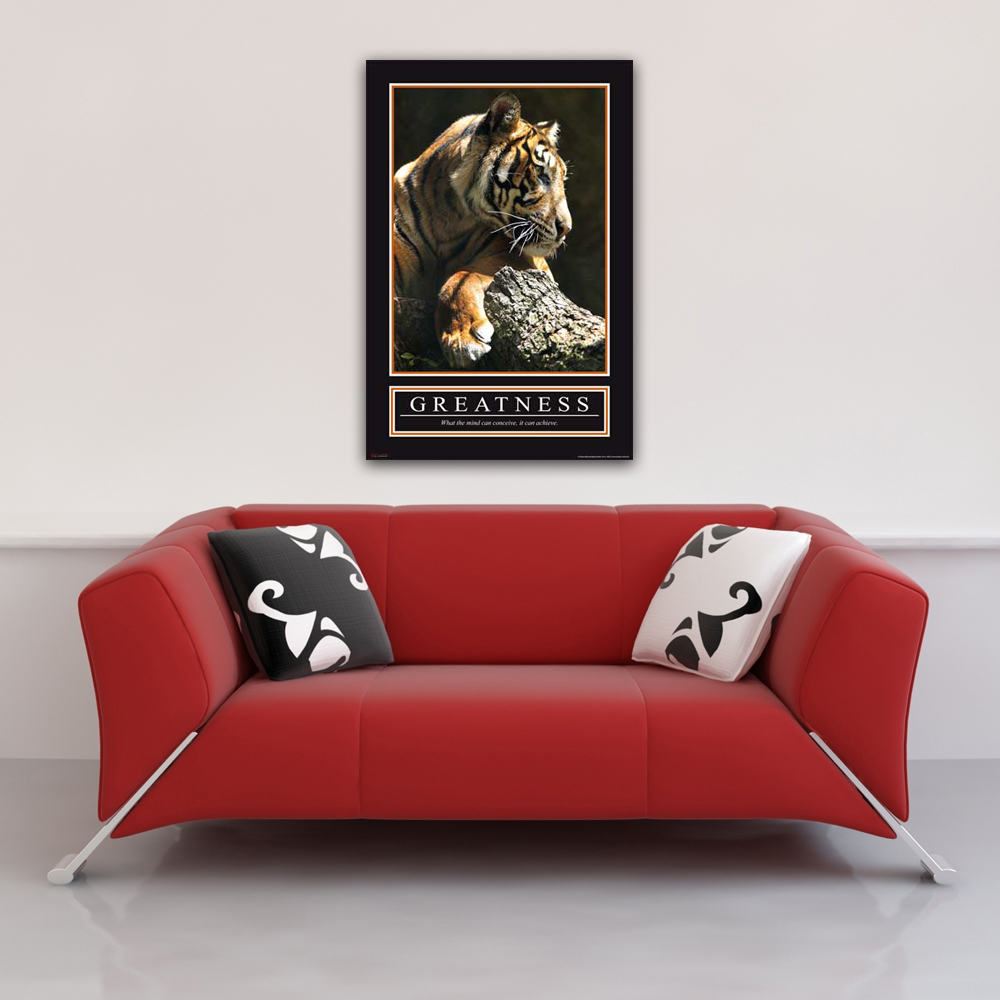 Poster eines Tigers auf einem roten Sofa mit Kissen. Weißer Wandhintergrund.