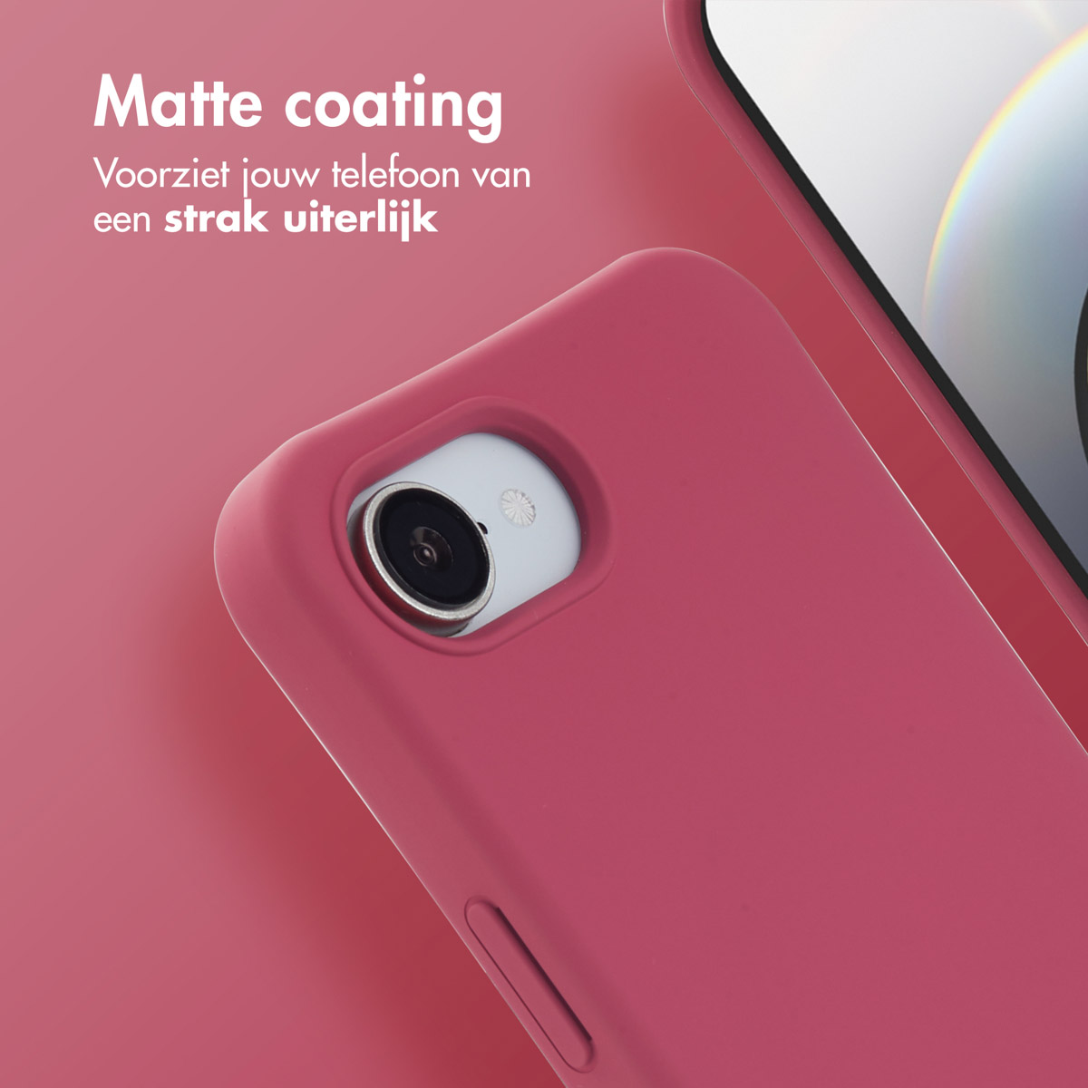 Nahaufnahme einer rosa Handyhülle. Die Hülle bedeckt das Telefon, ein Kameraobjektiv ist sichtbar.