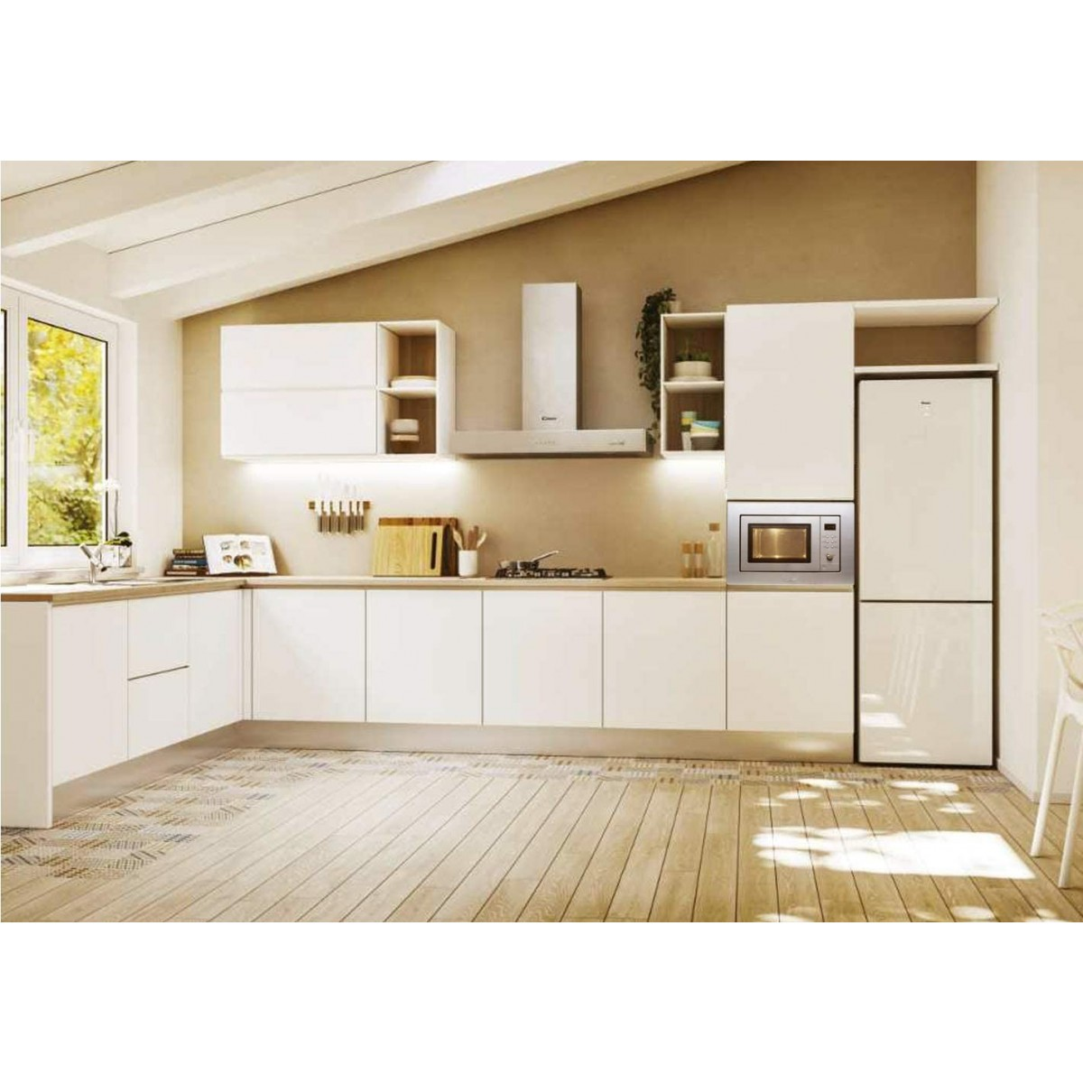 Kuchnia z białymi szafkami, kuchenką mikrofalową, lodówką, kuchenką gazową i drewnianymi podłogami. Jest dobrze oświetlona.