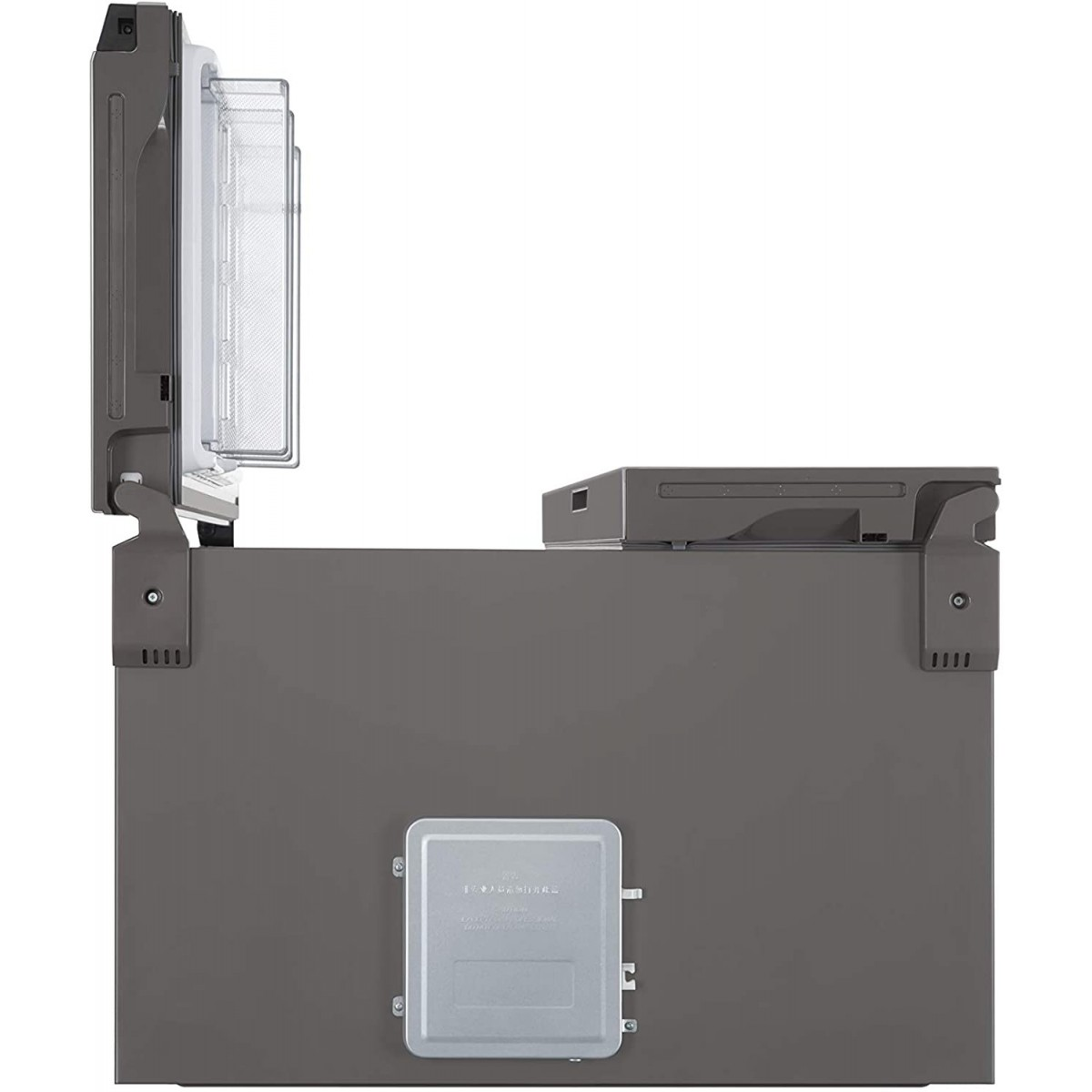 Vista superior de un congelador horizontal gris con la tapa parcialmente abierta, que muestra el compartimento interior.