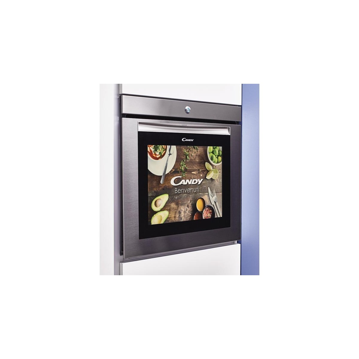 Un forno con uno schermo che mostra immagini di cibo. Il forno è integrato in un mobile da cucina bianco.