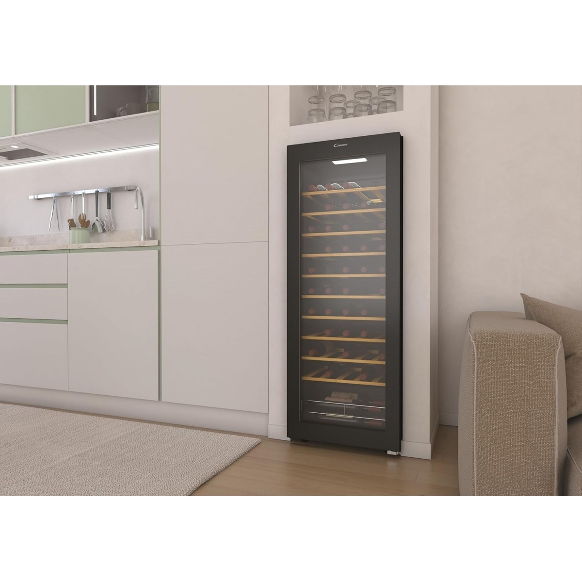 Chłodziarka do wina w otoczeniu pokoju, pokazująca butelki wina za szklanymi drzwiami.