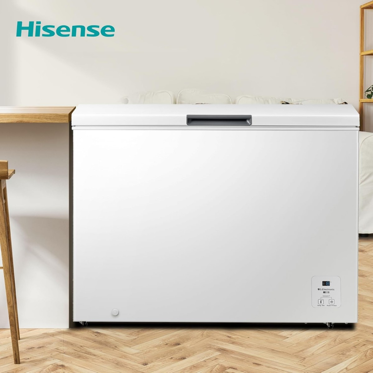Weiße Hisense-Truhengefriertruhe mit geschlossenem Deckel, Bedienfeld und Hisense-Logo.