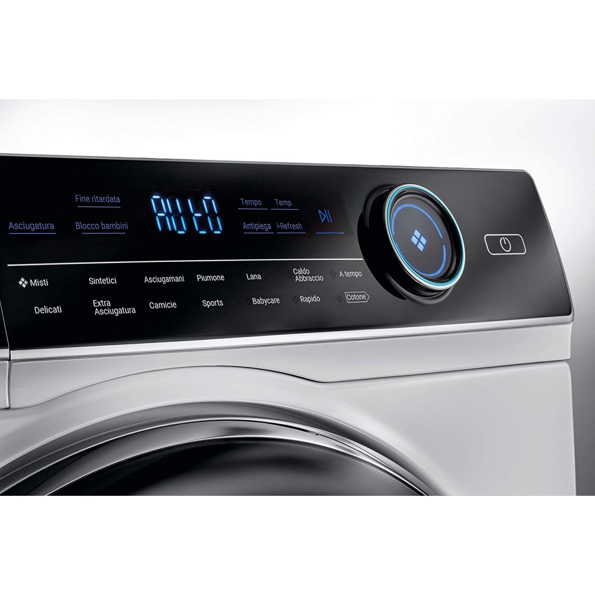 Primer plano del panel de control de una lavadora con pantalla digital y varios ajustes.