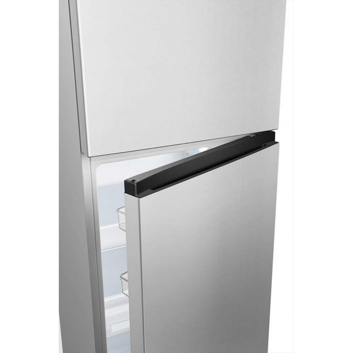 Srebrna lodówka z górnym zamrażalnikiem, drzwi są lekko otwarte, ukazując wnętrze.