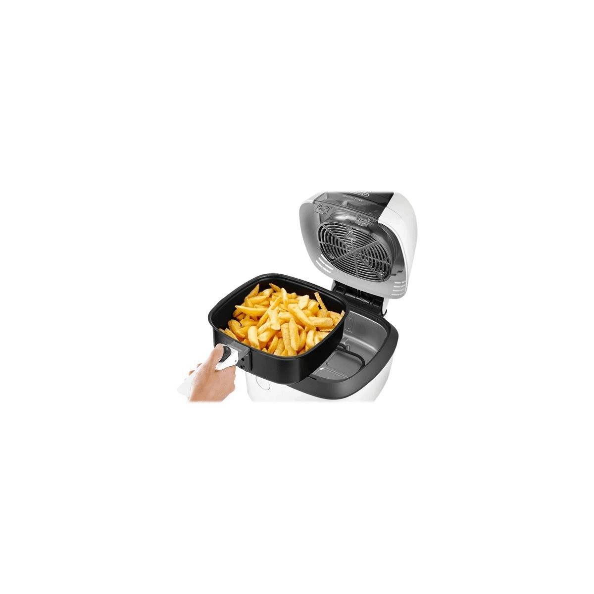 Eine weiße Heißluftfritteuse mit einem Korb Pommes Frites, der von einer Hand gehalten wird.