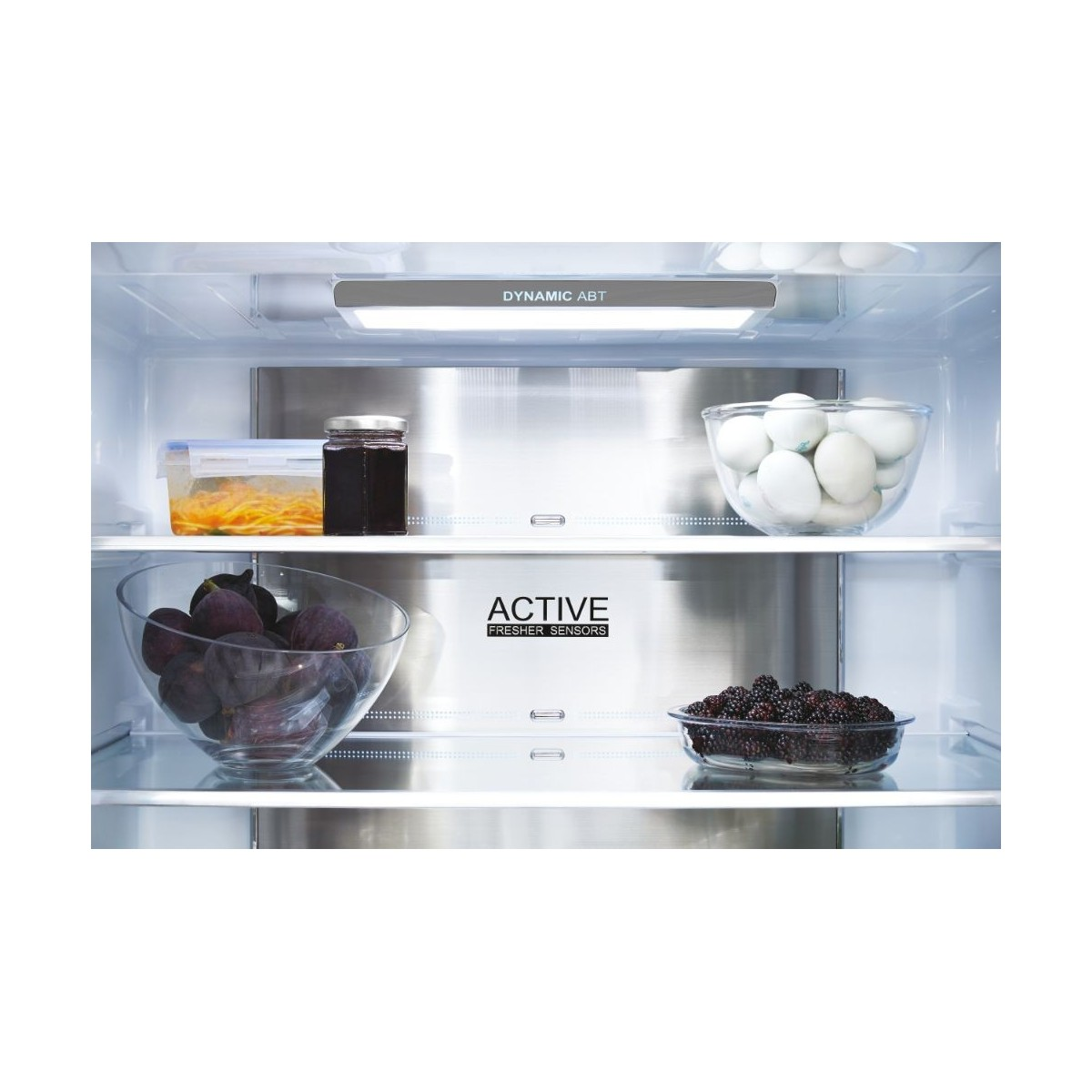 Interior del refrigerador con estantes con alimentos y luz Dynamic ABT.