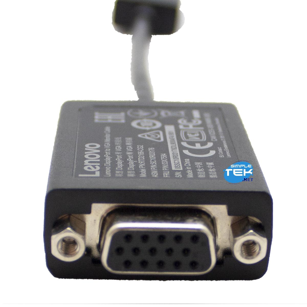 Un adaptateur Lenovo DisplayPort vers VGA avec le connecteur VGA en bas. Le dos comporte des étiquettes.