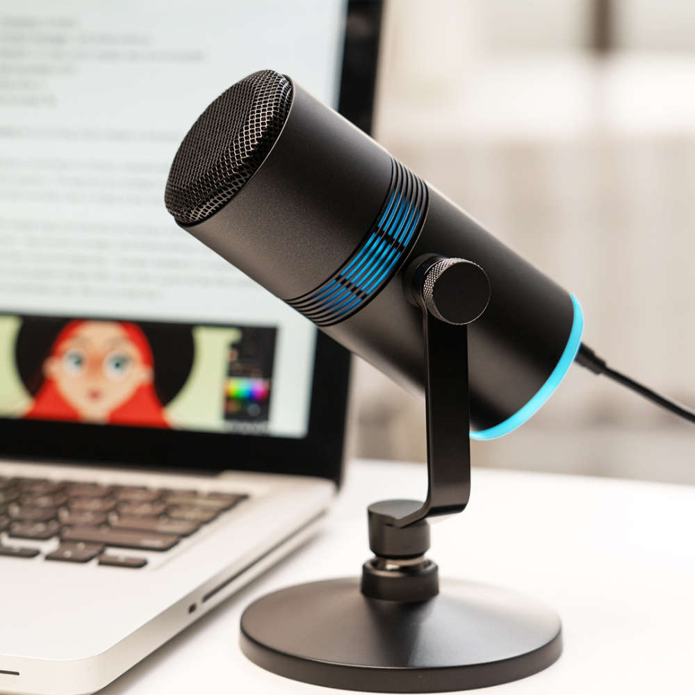 Microfono nero con luci blu accanto a un laptop. Il microfono è su un supporto.