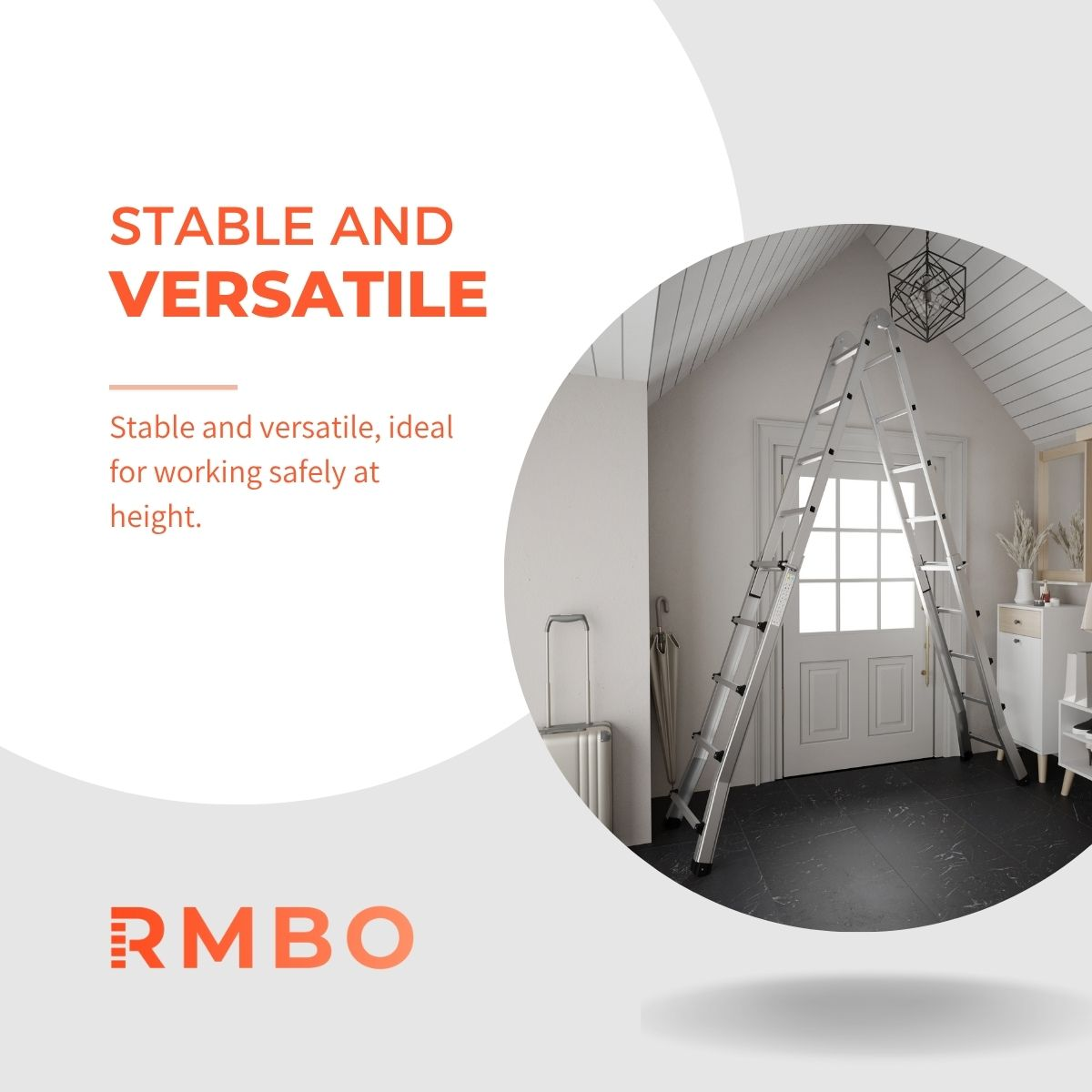 Een zilveren ladder staat in een kamer. De woorden 'Stabiel en veelzijdig' staan bovenaan. Er is een koffer en een paraplu.