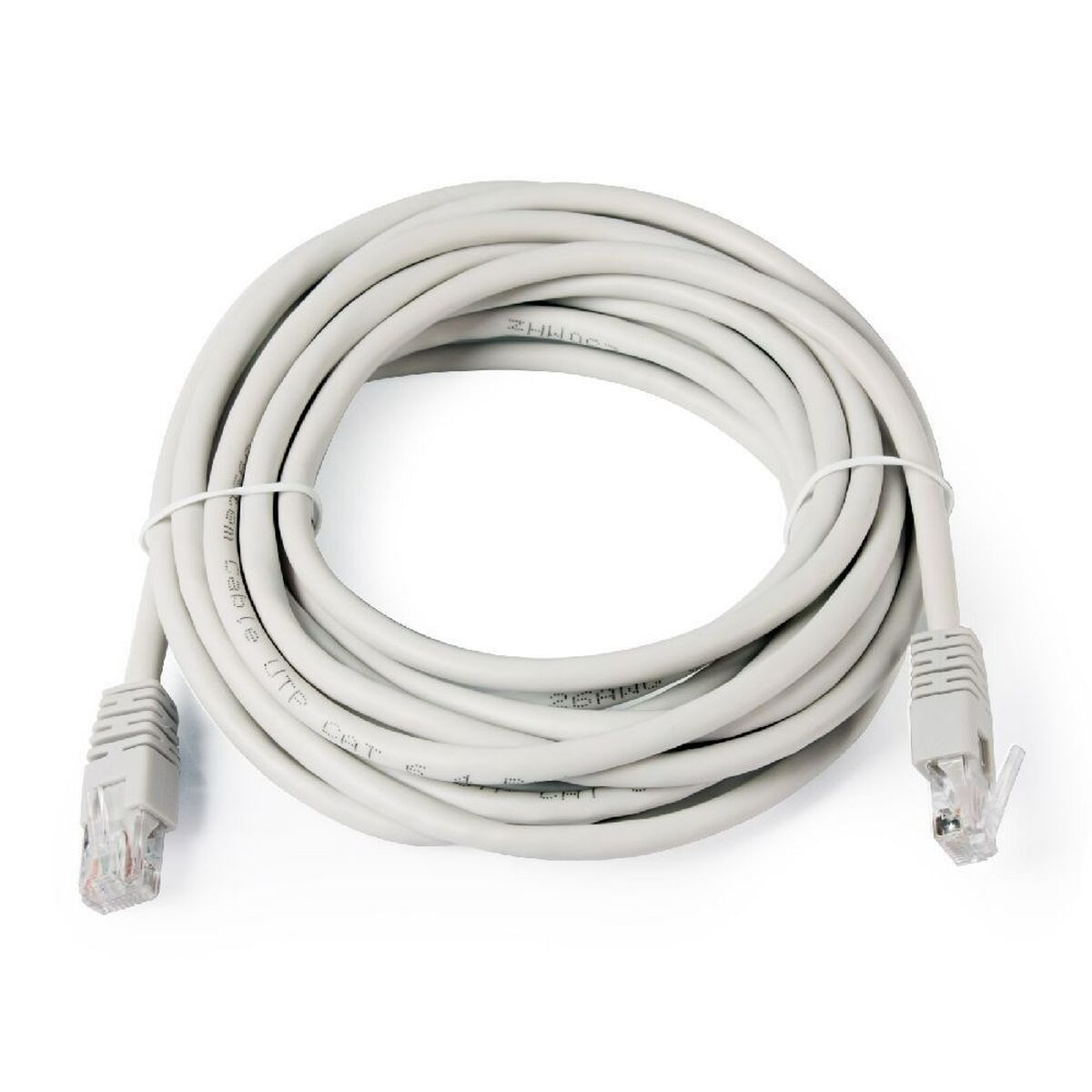 Zwinięty szary kabel Ethernet z dwoma wtyczkami na białym tle. Kabel jest oznaczony.