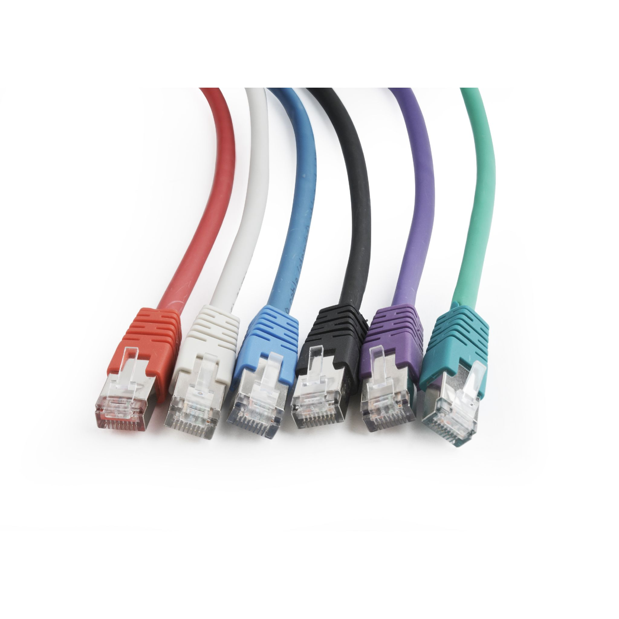 Różne kolorowe kable Ethernet ze złączami RJ45 są ułożone na białym tle.