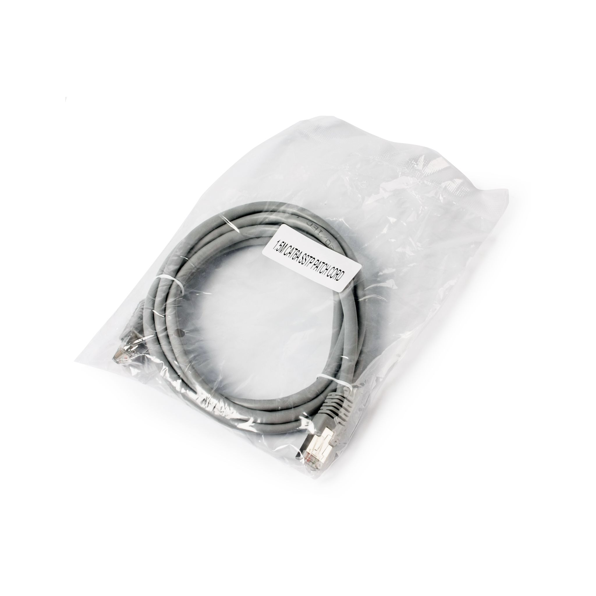 Szary przewód krosowy CAT6 jest zapakowany w przezroczysty plastikowy worek na białej powierzchni.