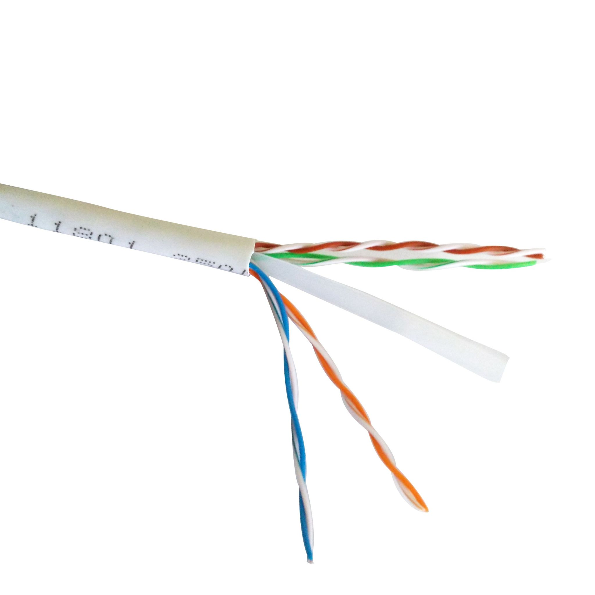 Een netwerkkabel met twisted pairs van oranje, groene, blauwe en witte draden gedeeltelijk blootgesteld.