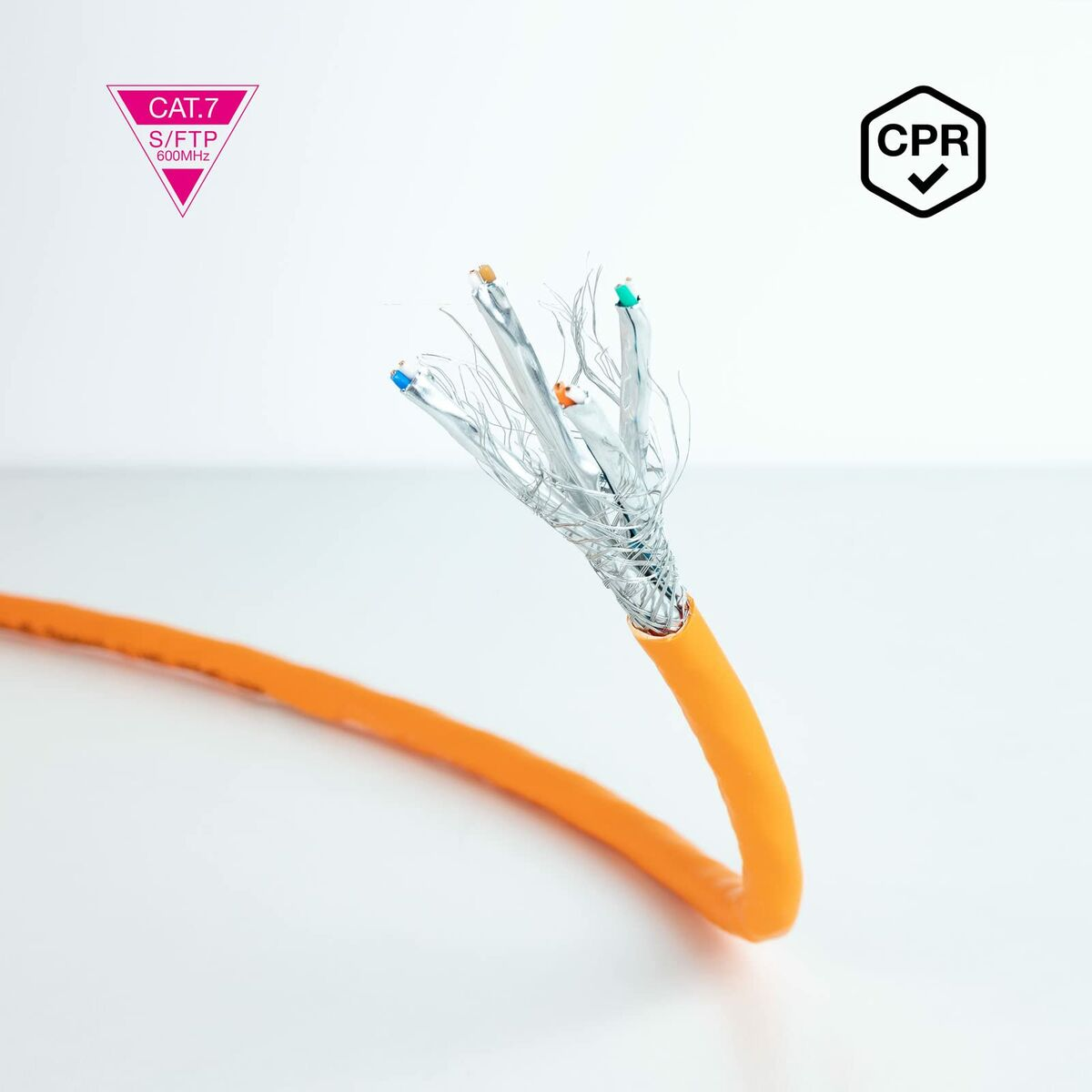 Un cable naranja con cables expuestos y logotipos de Cat.7 y CPR.