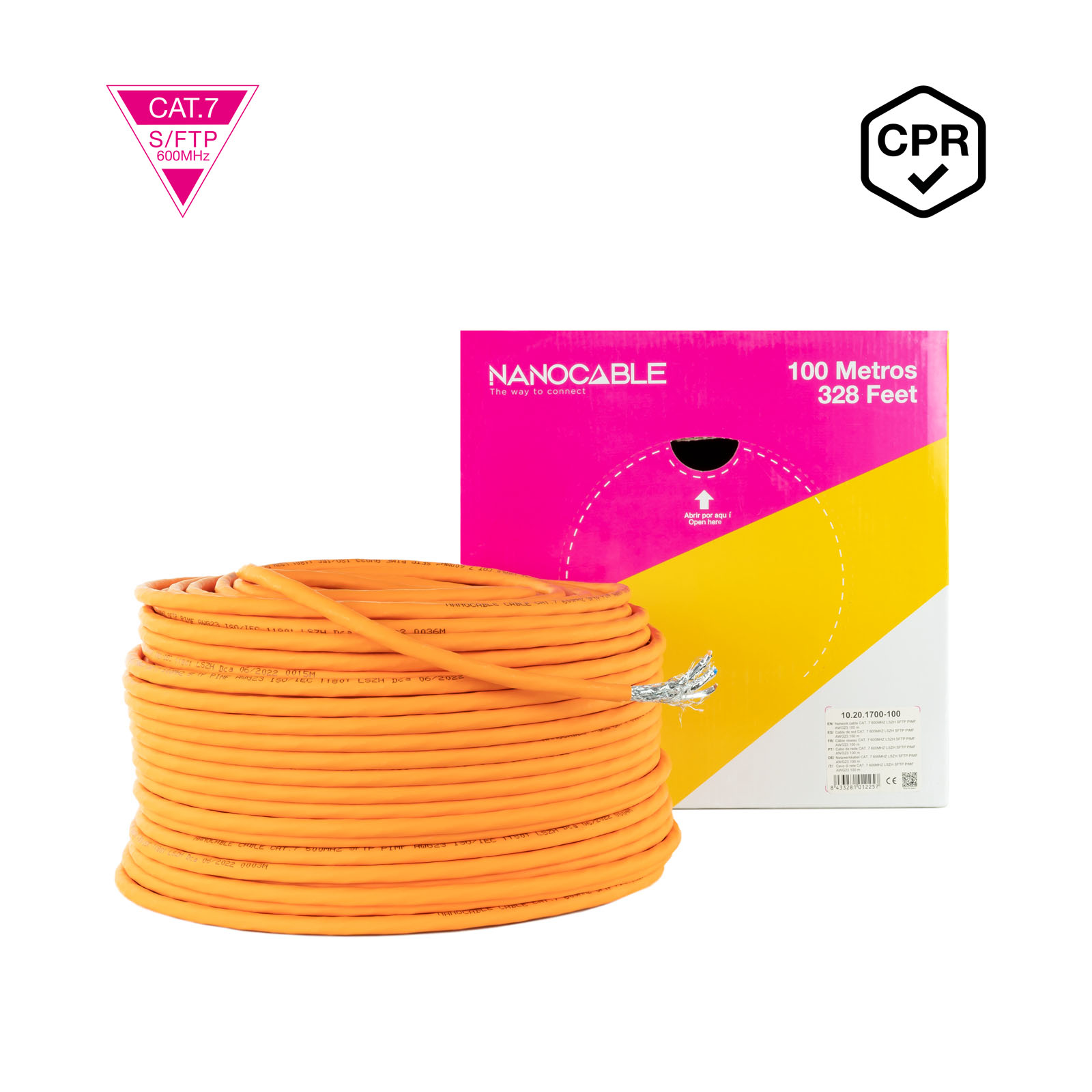 Un rollo de cable naranja NANOCABLE CAT.7 está al lado de la caja sobre una superficie blanca.