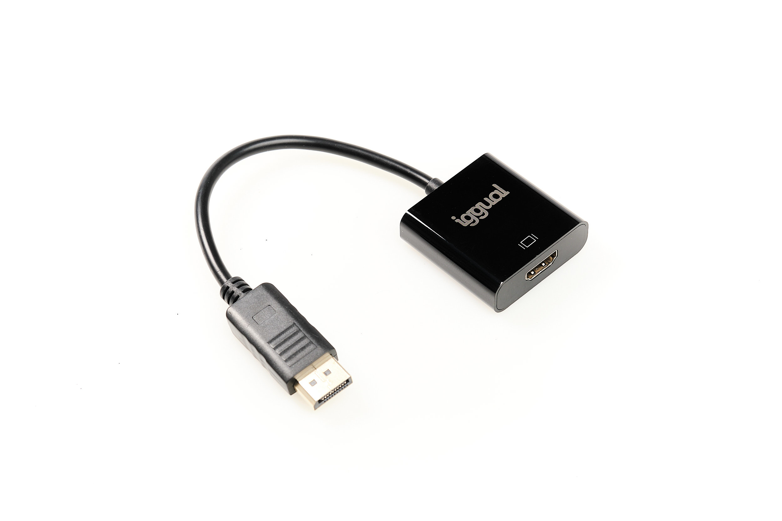 Un adaptador Iggual DisplayPort a HDMI negro con cable, sobre un fondo blanco.
