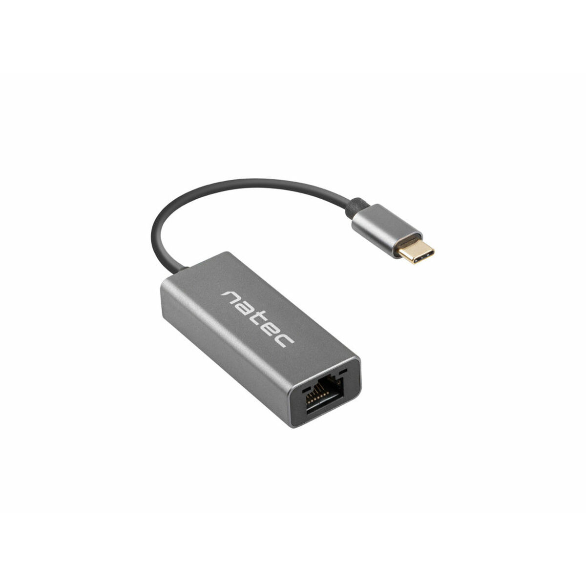 Un adaptador Natec plateado con conector USB-C y puerto Ethernet. El cable es negro.