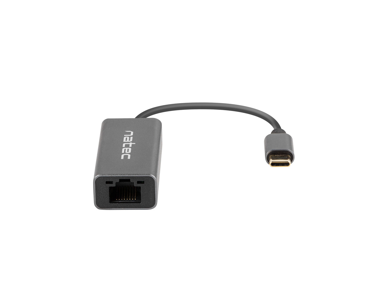 Un adaptador Ethernet gris con un conector USB-C, aislado sobre un fondo blanco. Marca: natec.