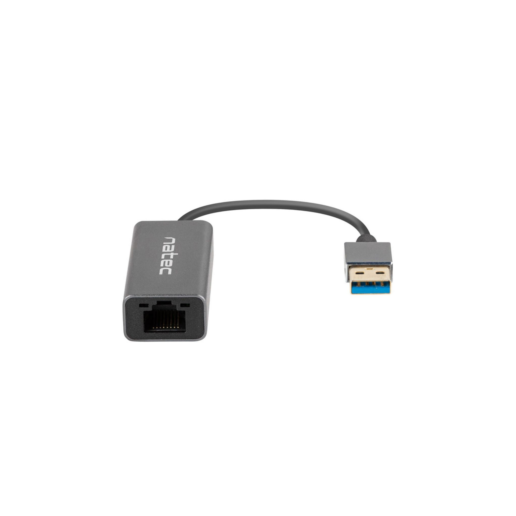 Un adattatore Ethernet grigio con connettore USB-A, marchio Natec. Il cavo li collega.