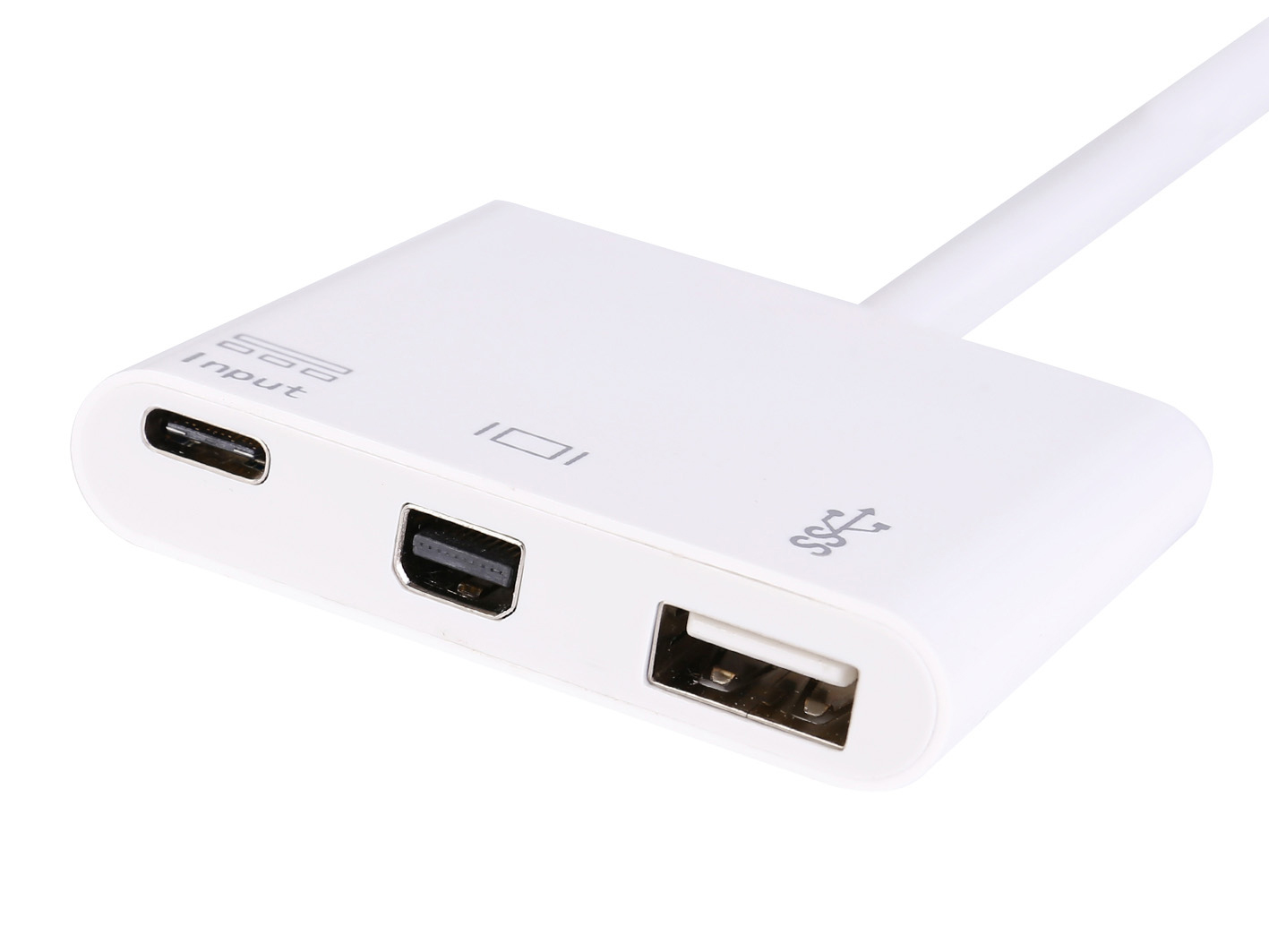 Adaptador blanco con puertos USB, mini-USB y USB-C. El adaptador está sobre un fondo blanco.