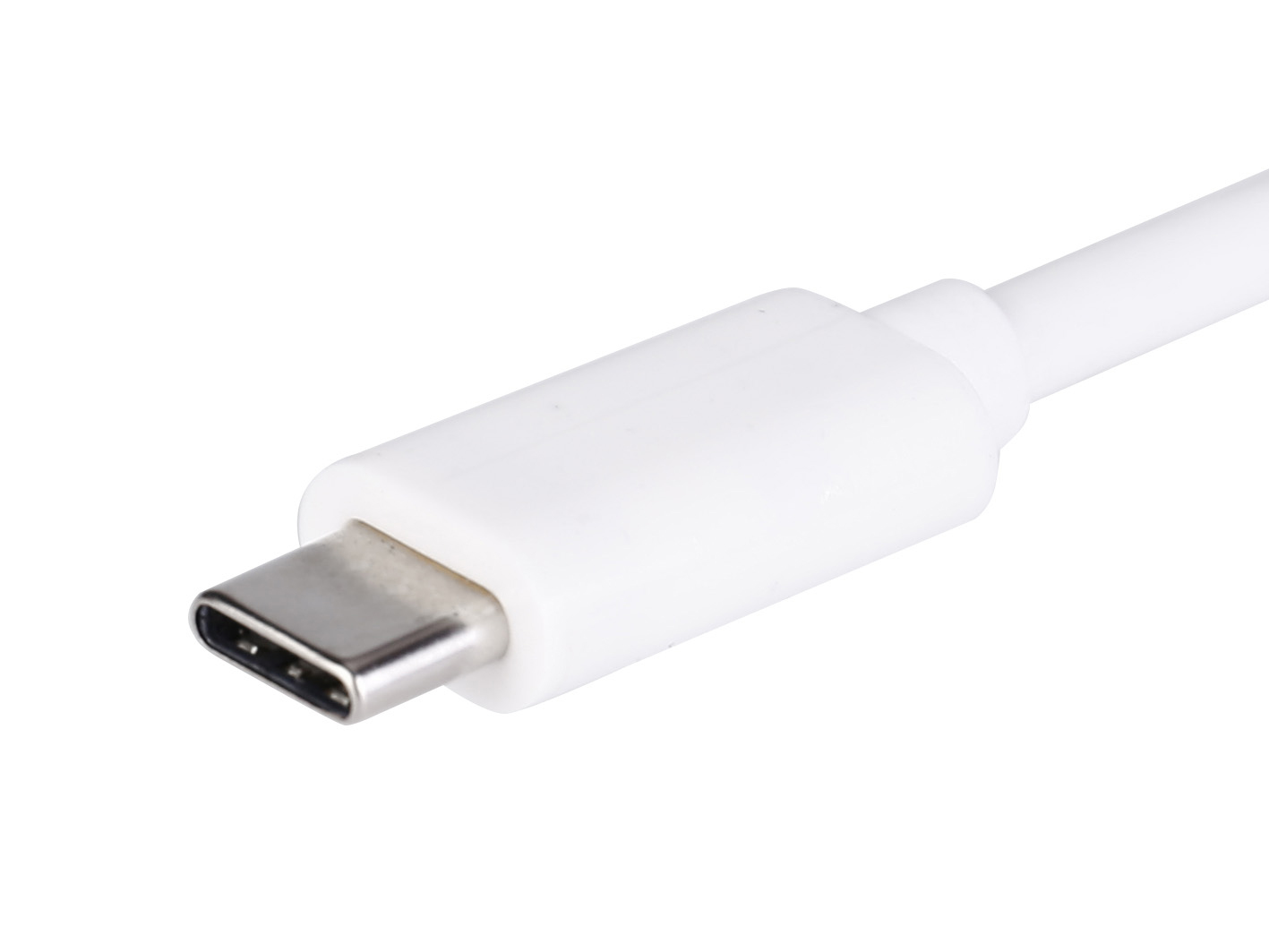 Primer plano de un conector USB-C blanco en un cable blanco, sobre fondo blanco.