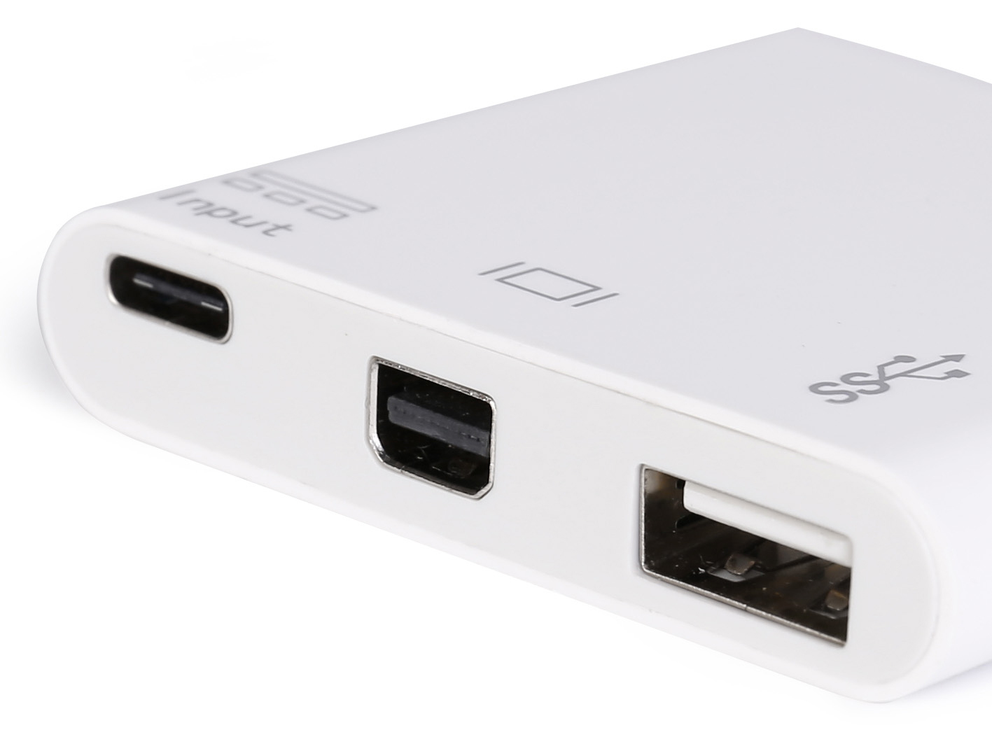 Adaptador blanco con puertos USB-C, Mini-USB y USB. Texto Input impreso en la superficie. Fondo blanco.