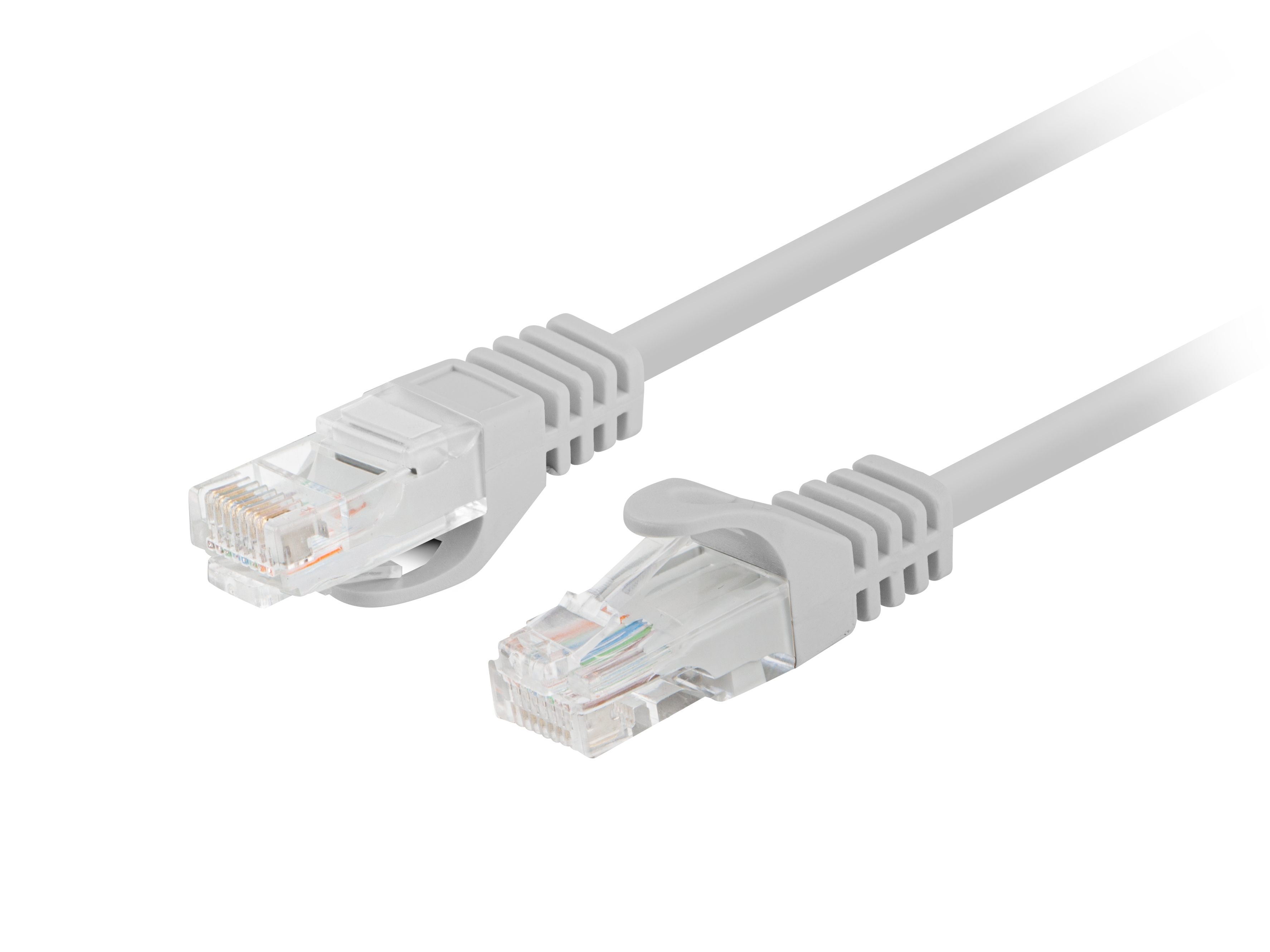 Cable Ethernet con conectores blancos y un cable blanco. Fondo blanco.