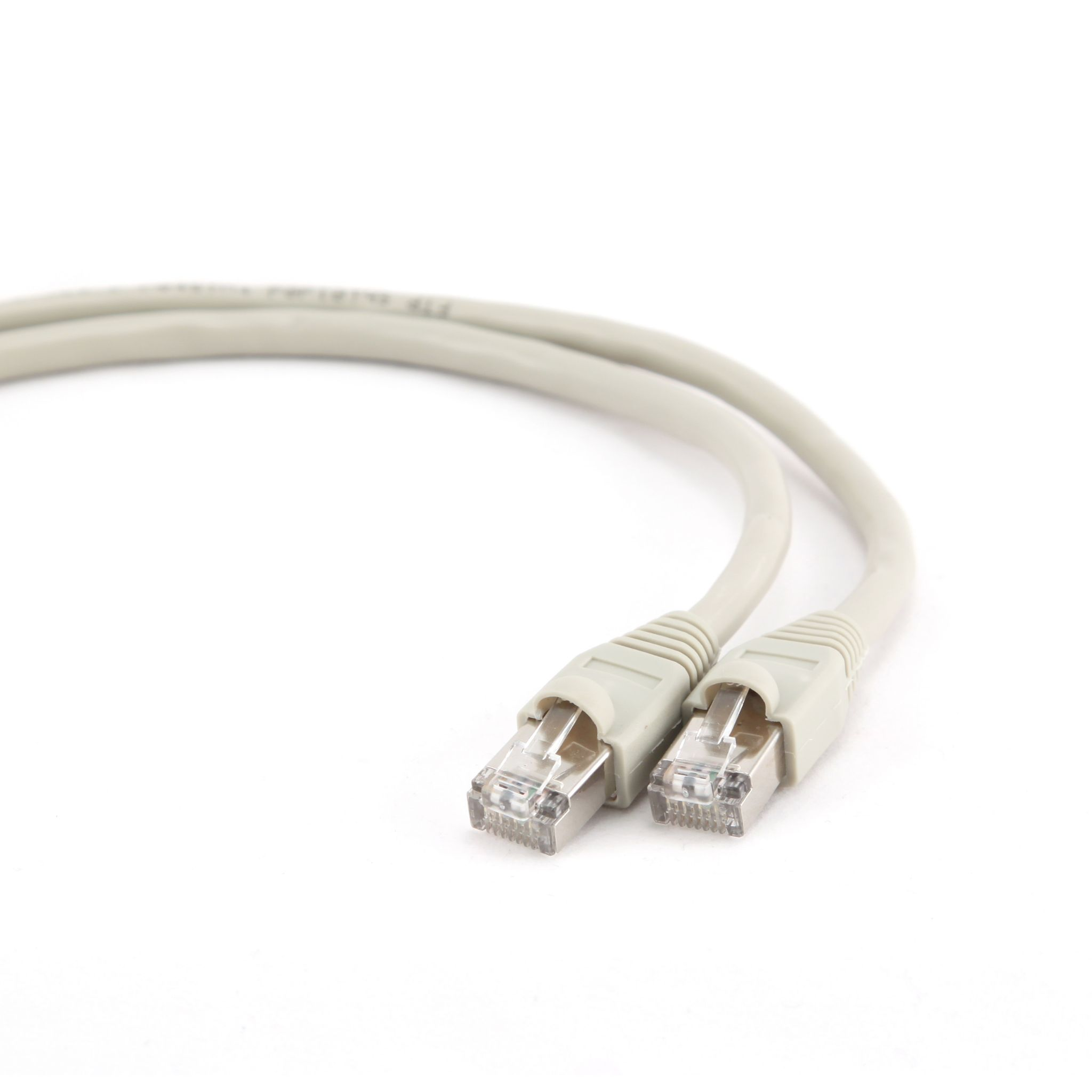 Dos cables Ethernet grises con conectores transparentes. Fondo blanco.