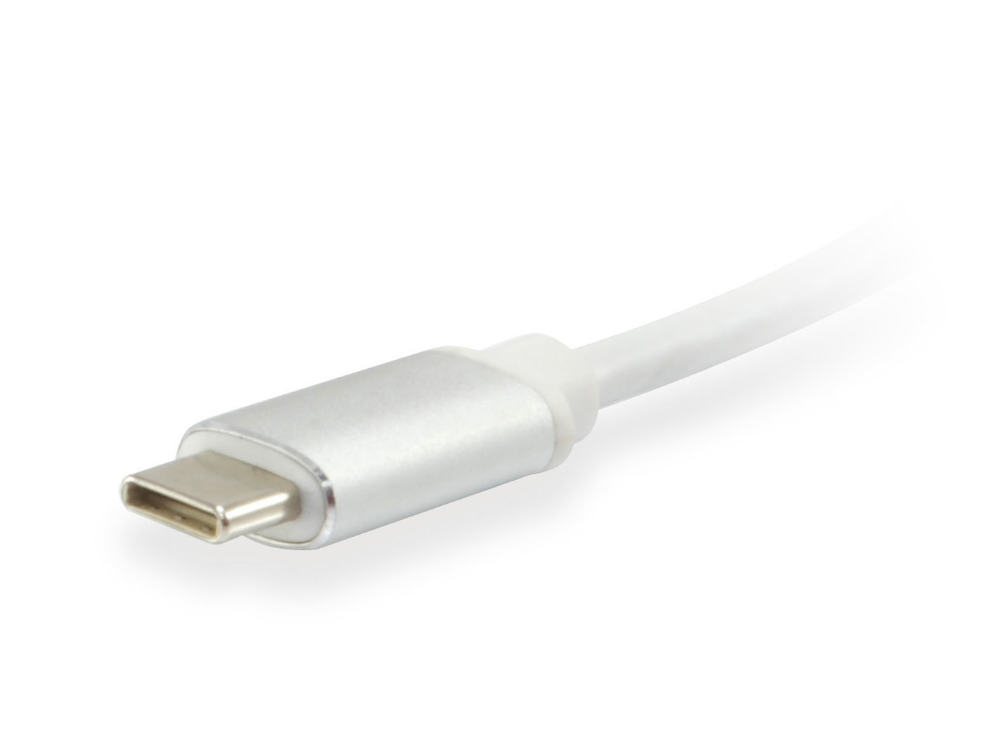 Primer plano de un conector USB-C plateado. Fondo blanco.