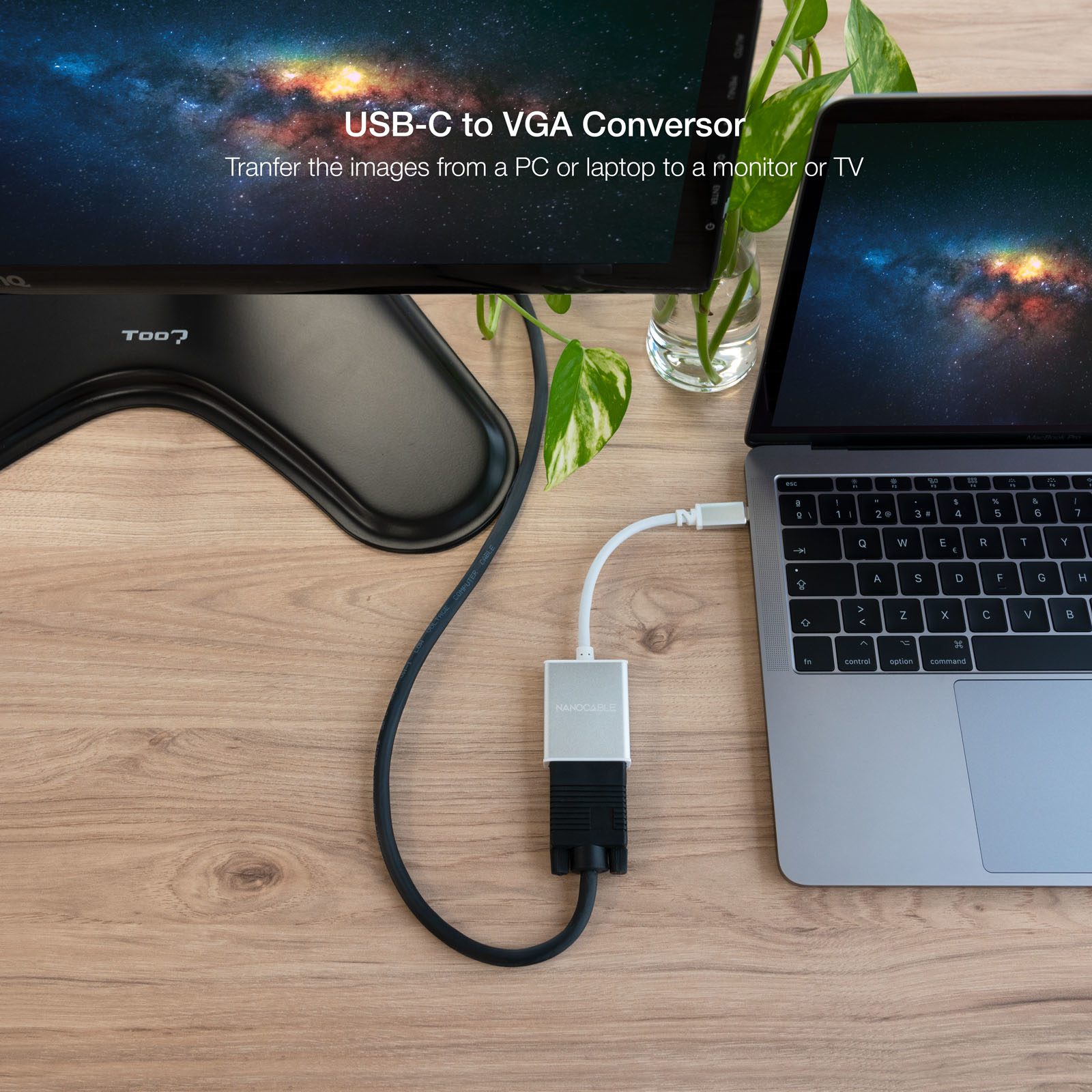 Una configuración de computadora con una laptop, un monitor y un convertidor. El monitor está conectado a la laptop.