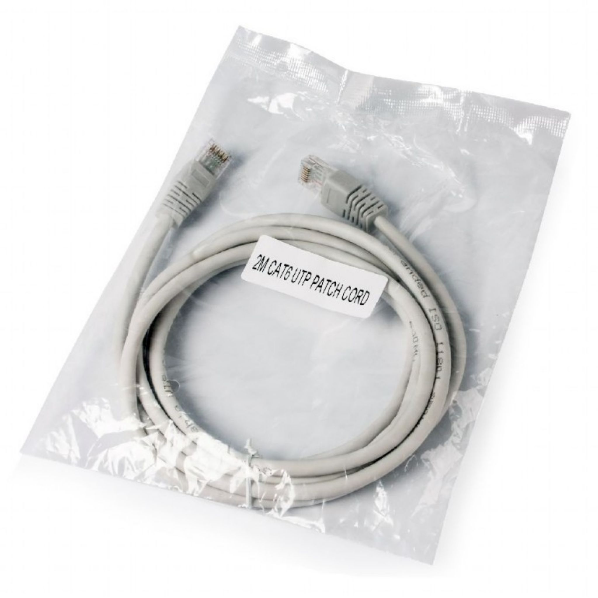 Un cable Ethernet gris está sellado en una bolsa de plástico transparente con una etiqueta blanca.