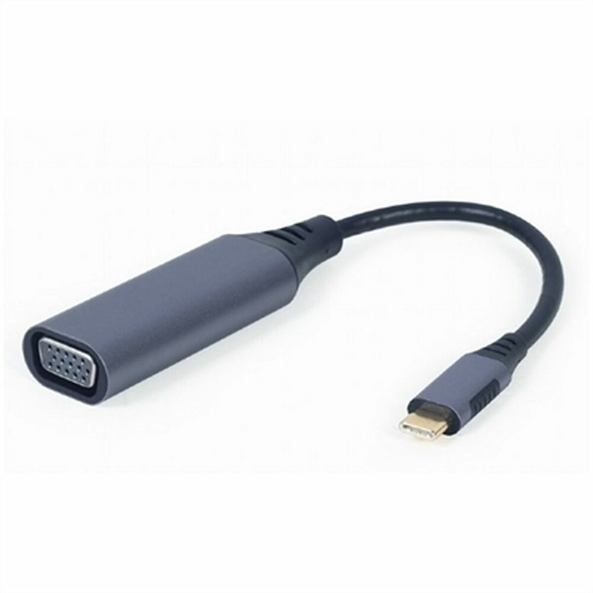 Een grijze USB-C naar VGA adapter met een zwarte kabel, tegen een witte achtergrond.