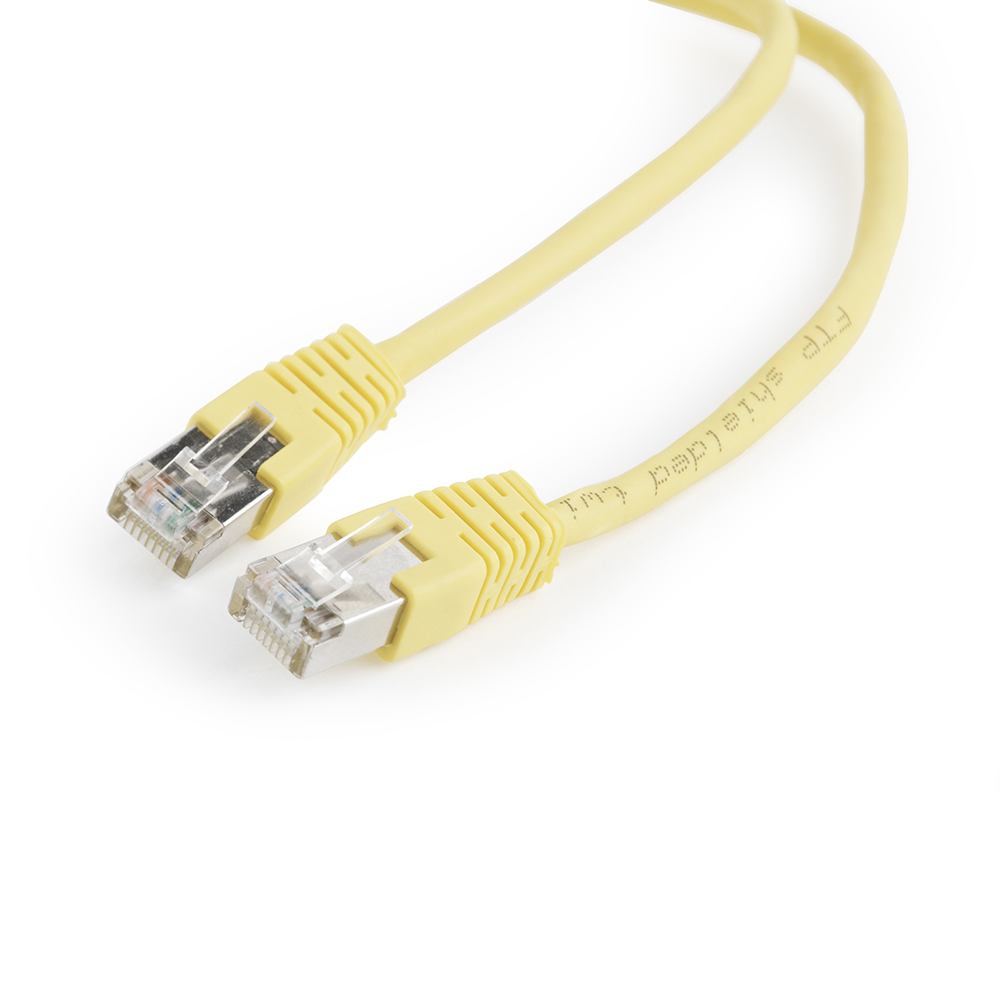Deux câbles Ethernet jaunes avec des connecteurs à chaque extrémité. Les câbles sont sur une surface blanche.