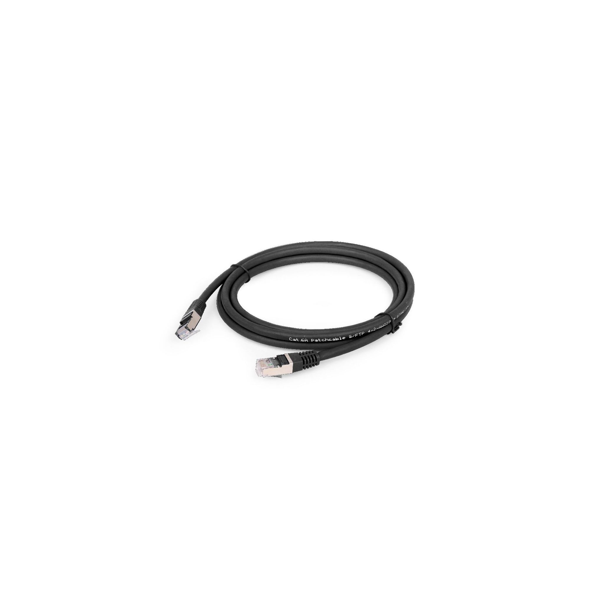Cable Ethernet negro con conectores en cada extremo. El cable está sobre una superficie blanca.